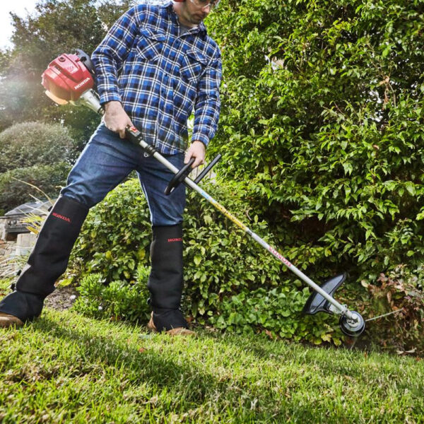 HONDA UMK425 Loop Handle Trimmer in action HONDA UMK425 Loop Handle Trimmer in action